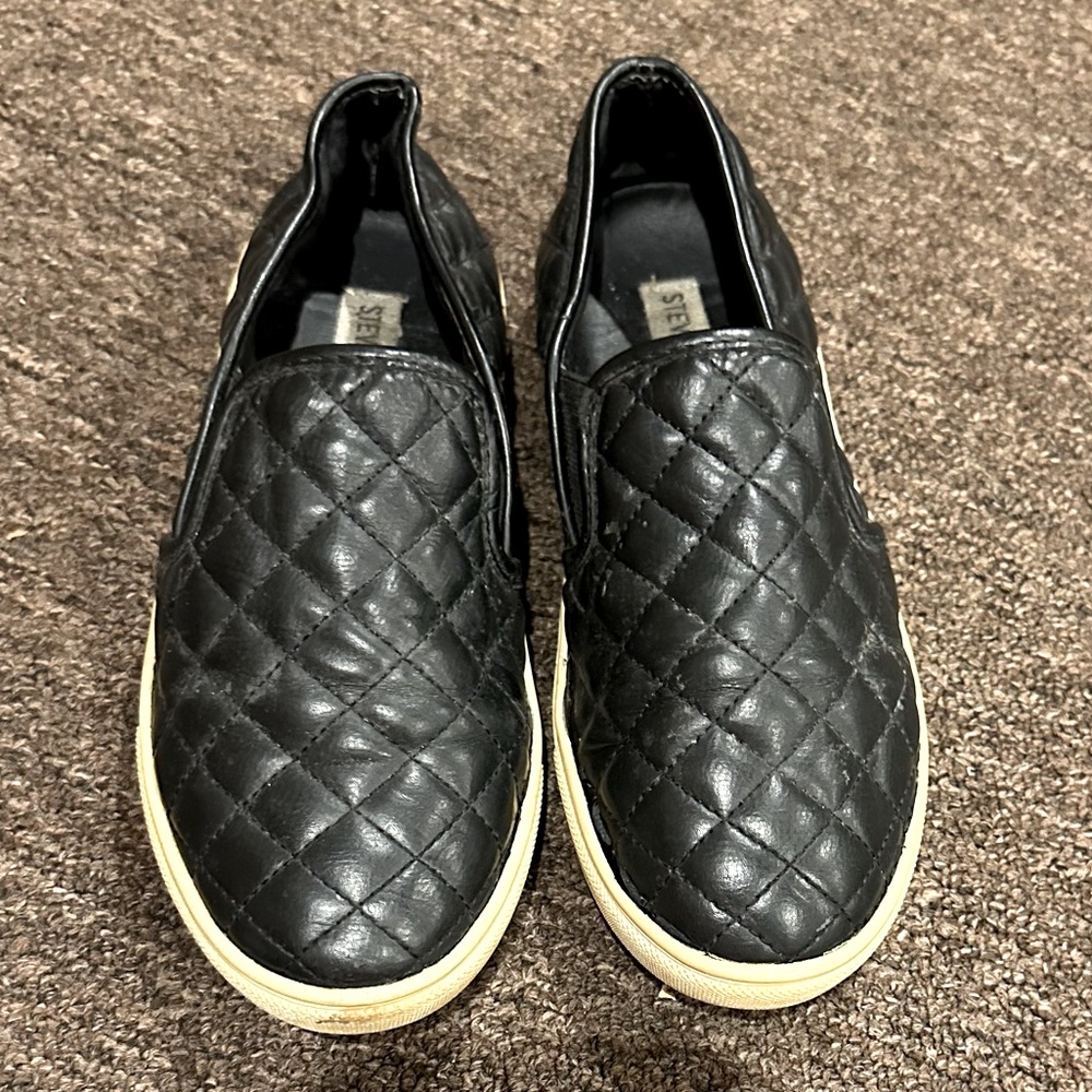 Steve Madden Black Quilted Womens 7.5M Slip-On Shoes